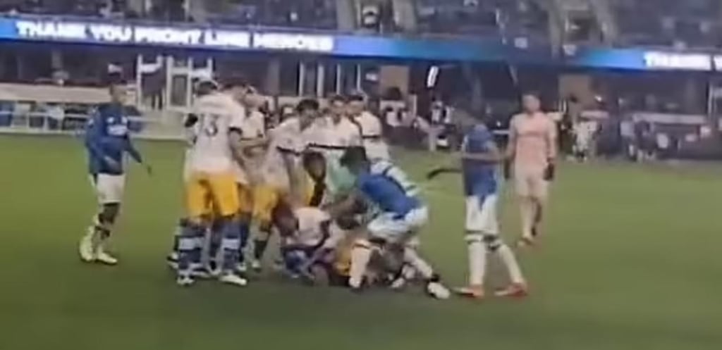 Aficionado invade la cancha durante un parido de futbol y golpea a un jugador