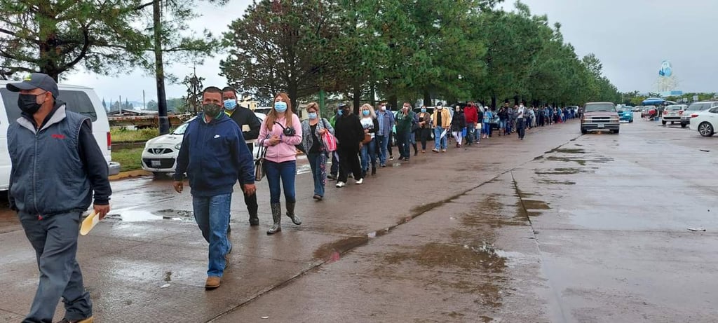 A pesar de la lluvia en Durango, más gente acude a vacunarse