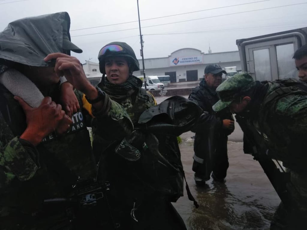 Ejército evacúa a familias afectadas por lluvias en El Salto