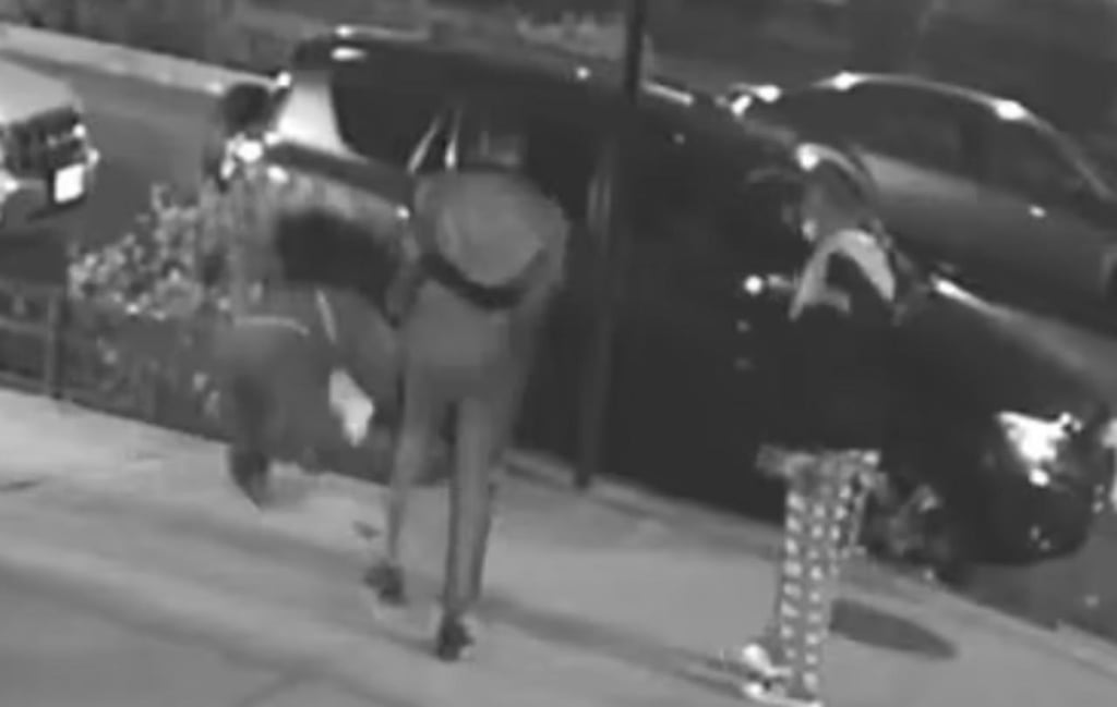 Mujer es brutalmente golpeada y asaltada en plena calle en Nueva York