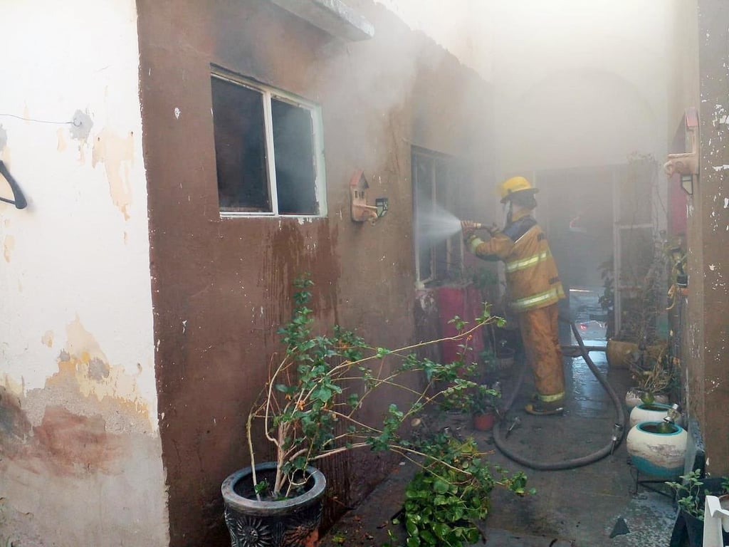 Casa se incendia en la zona Centro de Lerdo