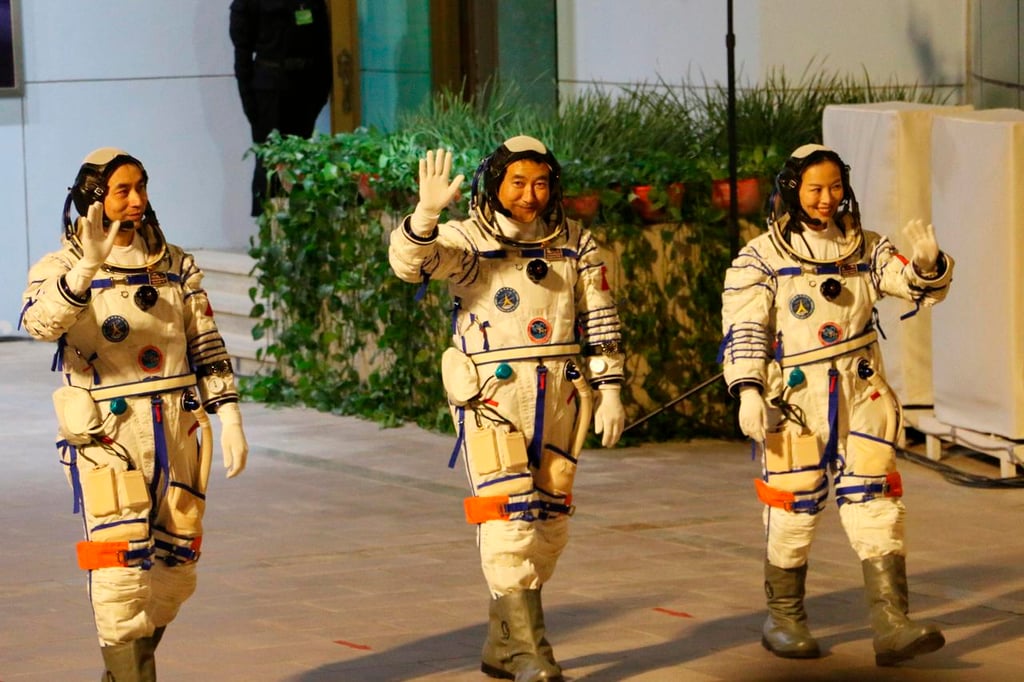 China lanza tres astronautas para misión de seis meses a bordo de su estación espacial
