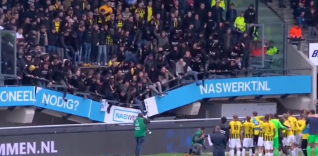 Tribunas de un estadio colapsan parcialmente al terminar un partido de futbol