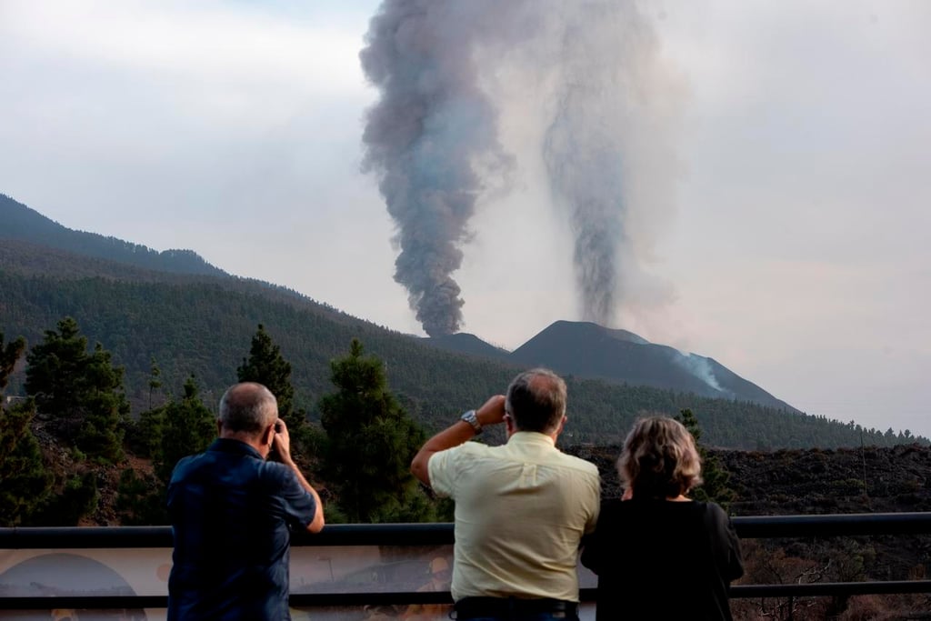 Fuerte erupción sigue en volcán La Palma y segunda colada llegará al mar en horas