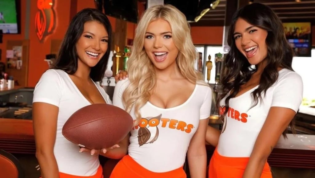 Hooters hará reajuste en uniformes de las meseras, pero en México permanecerán igual