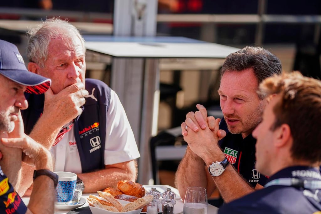 Christian Horner sospecha que Mercedes emplea un dispositivo en las rectas