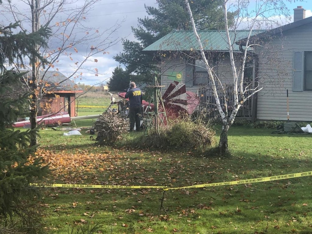 Avioneta cae sobre vivienda en Wisconsin; hay dos muertos