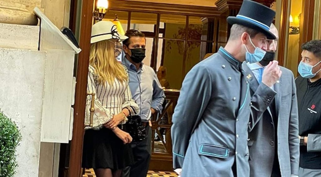 VIDEO: Captan a EPN saliendo de lujoso hotel en Roma; mujer le grita 'ratero'