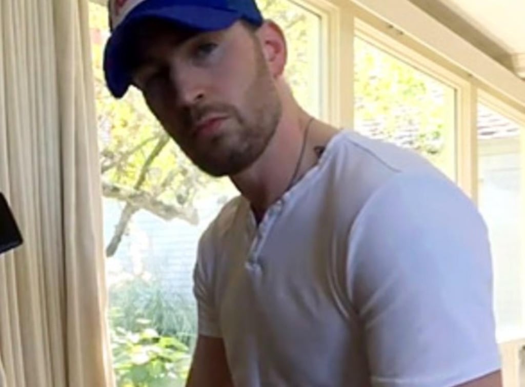 Chris Evans enamora con video tocando el piano en 'día lluvioso'