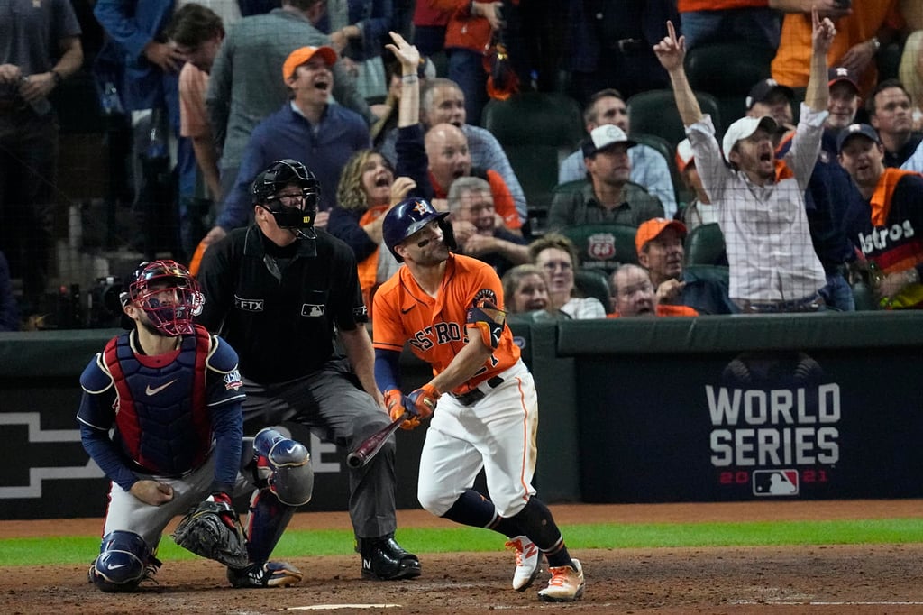 José Altuve brilla con su bat en postemporada