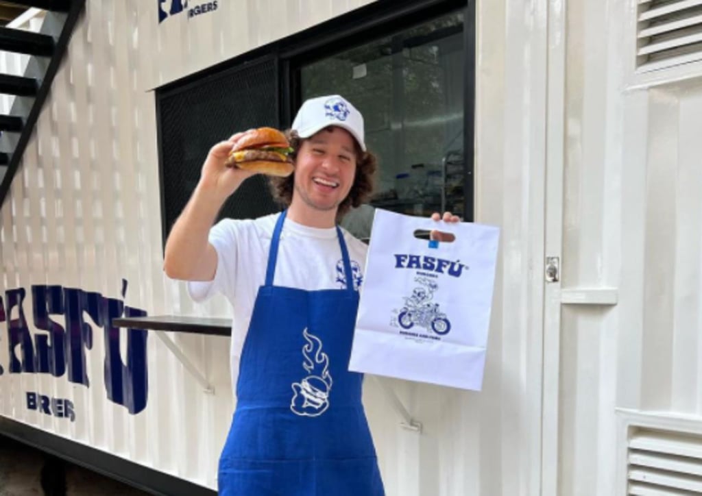 Luisito Comunica abre un nuevo restaurante de comida rápida