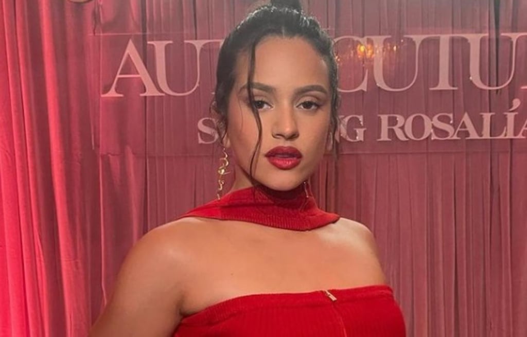Rosalía luce traje de baño desde México