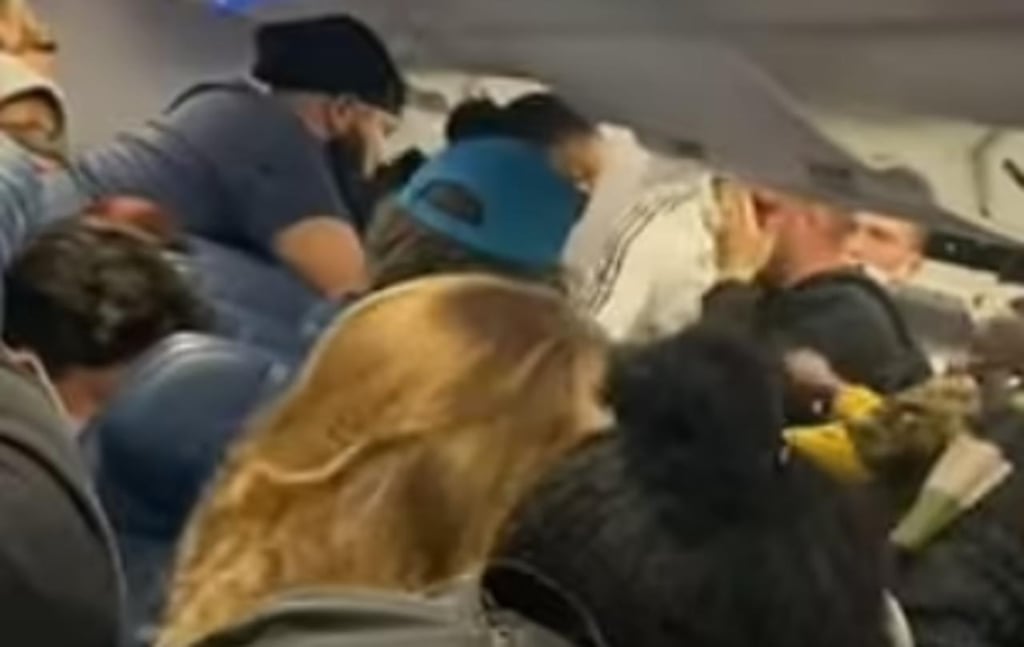 Hombres protagonizan aparatosa riña dentro de un avión previo al despegue
