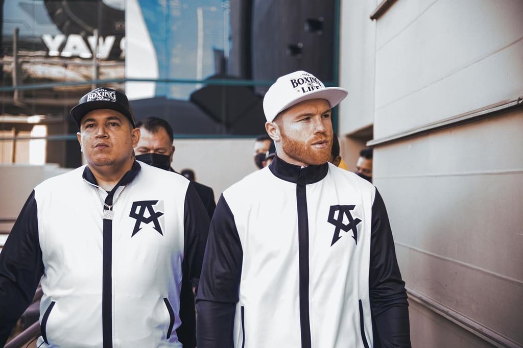 Saúl 'Canelo' Álvarez entrega reconocimiento a Eddy Reynoso como el Mejor Entrenador del Año