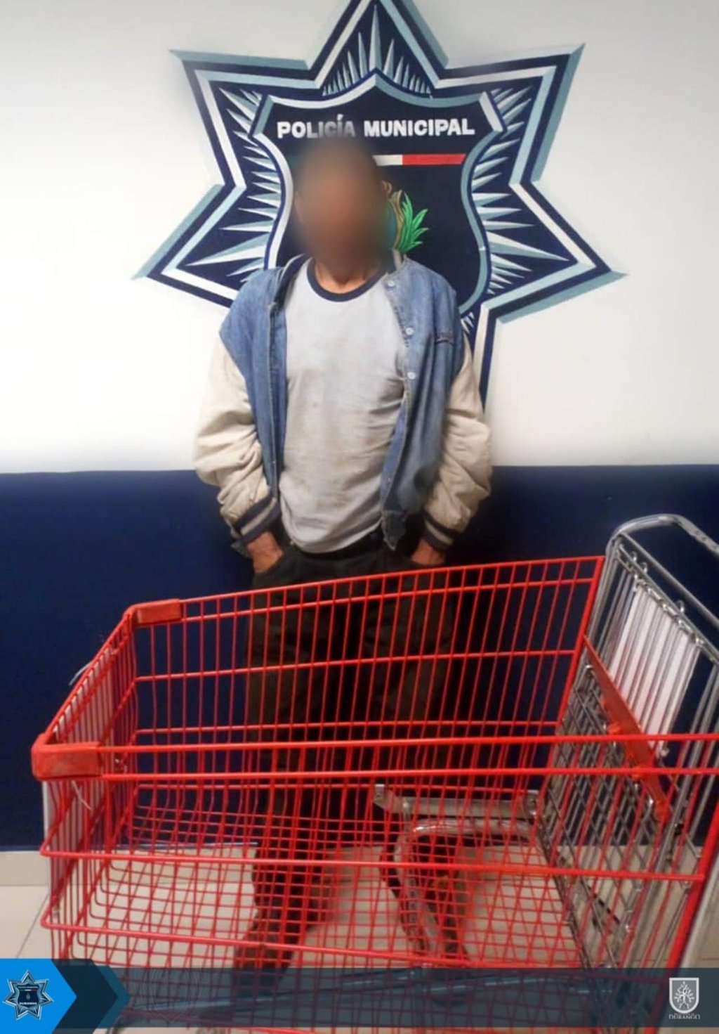 Llevaba un carrito de supermercado pero fue detenido