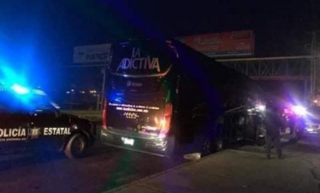 Balean autobús de La Adictiva Banda San José