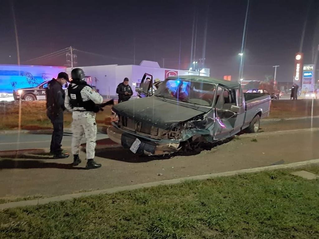 Conductor de camioneta choca contra arbotante y un vehículo en el ...