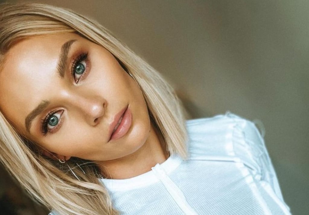 Irina Baeva 'presume' su espalda con bikini naranja