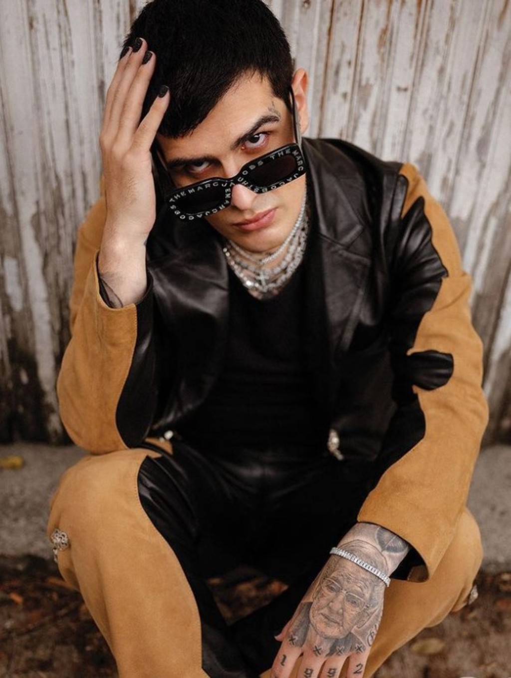 Adriel 'explota' ante reportero