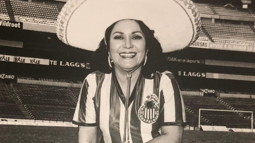 Chivas muestra su apoyo a la lagunera Carmen Salinas, su fiel seguidora