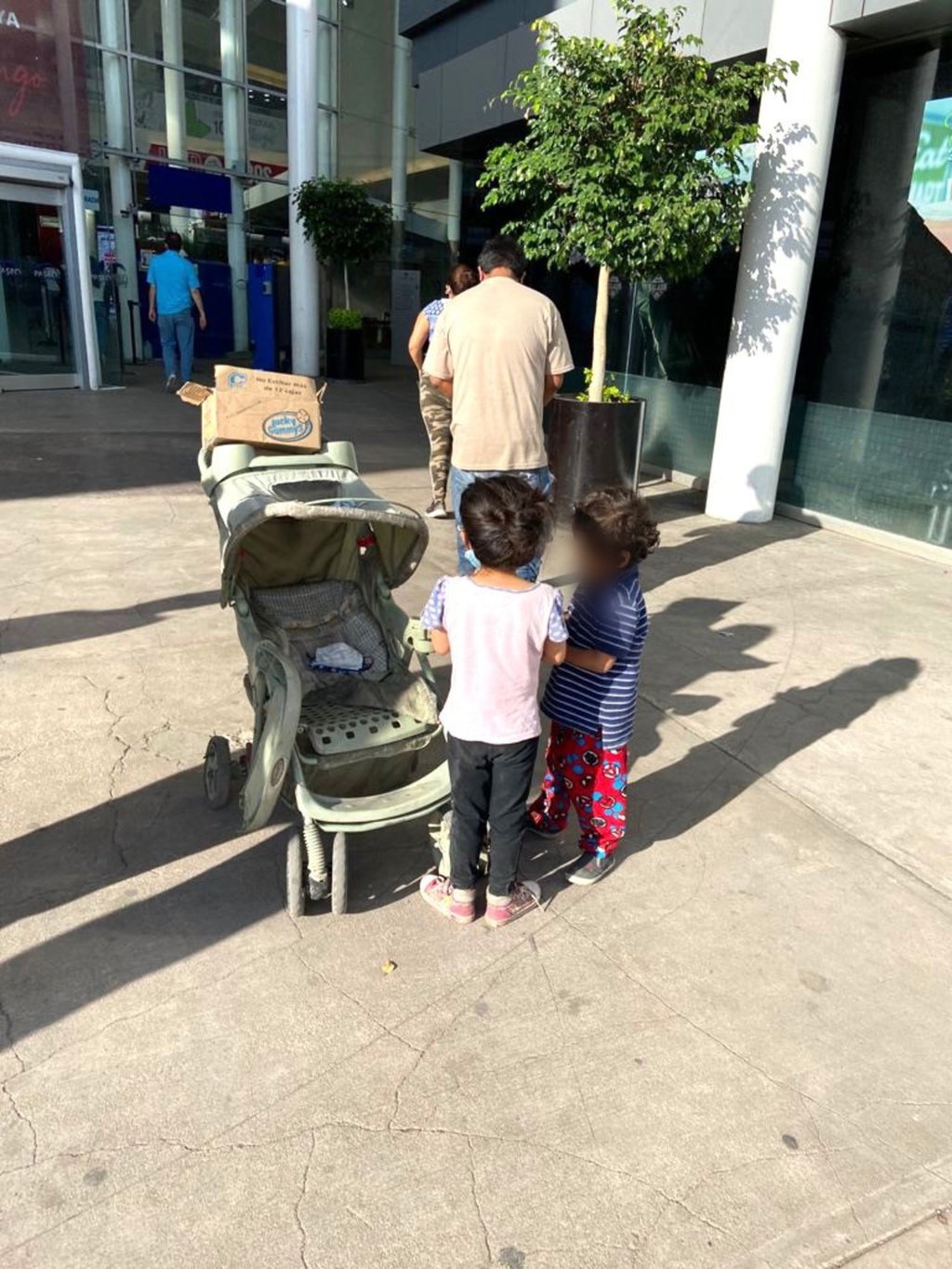 Detectan a adulto con carriola y 4 niños que pedían dinero