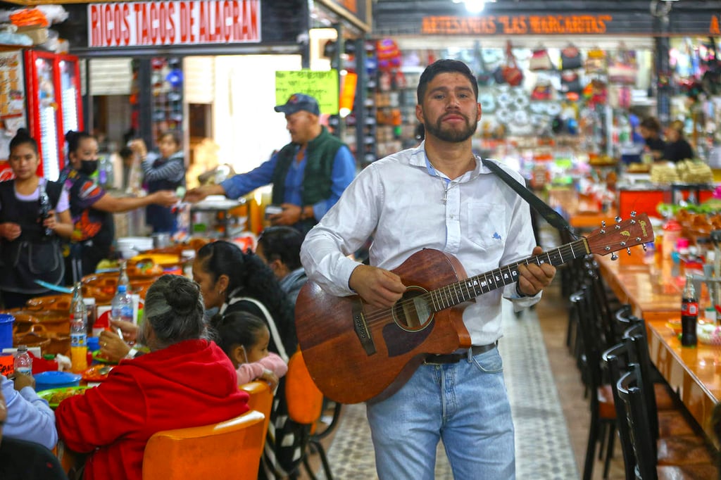 Duranguense canta para juntar dinero; quiere ser piloto aviador