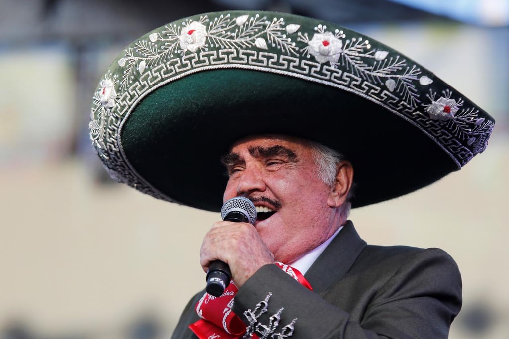 Vicente Fernández ya mueve su cabeza, dice su nieta Camila