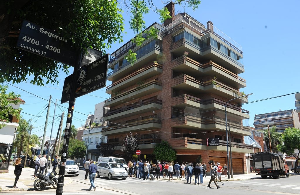 Autoridades de Buenos Aires homenajean a Maradona con placa en edificio donde vivió en los 90