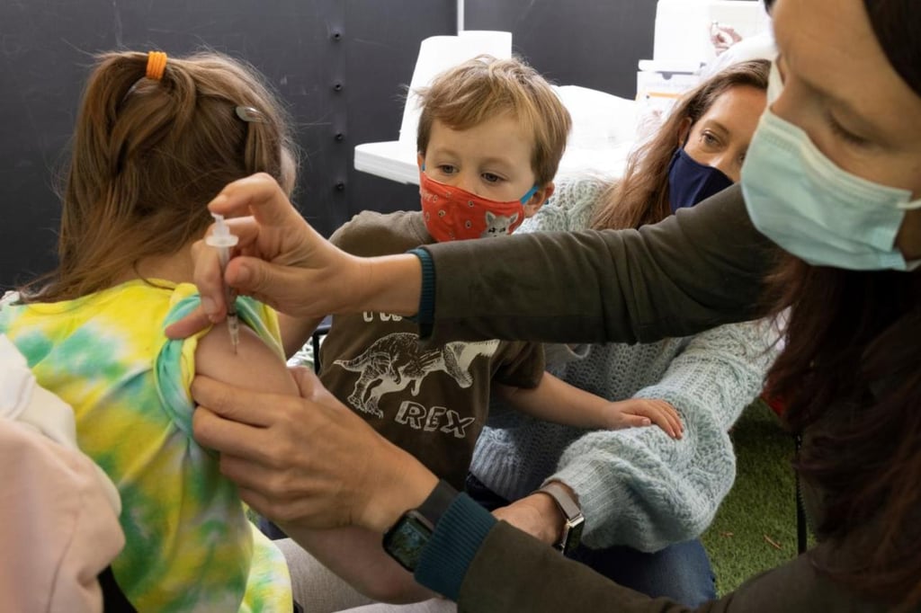 Ritmo de vacunación de niños en Estados Unidos triplica al de los adultos