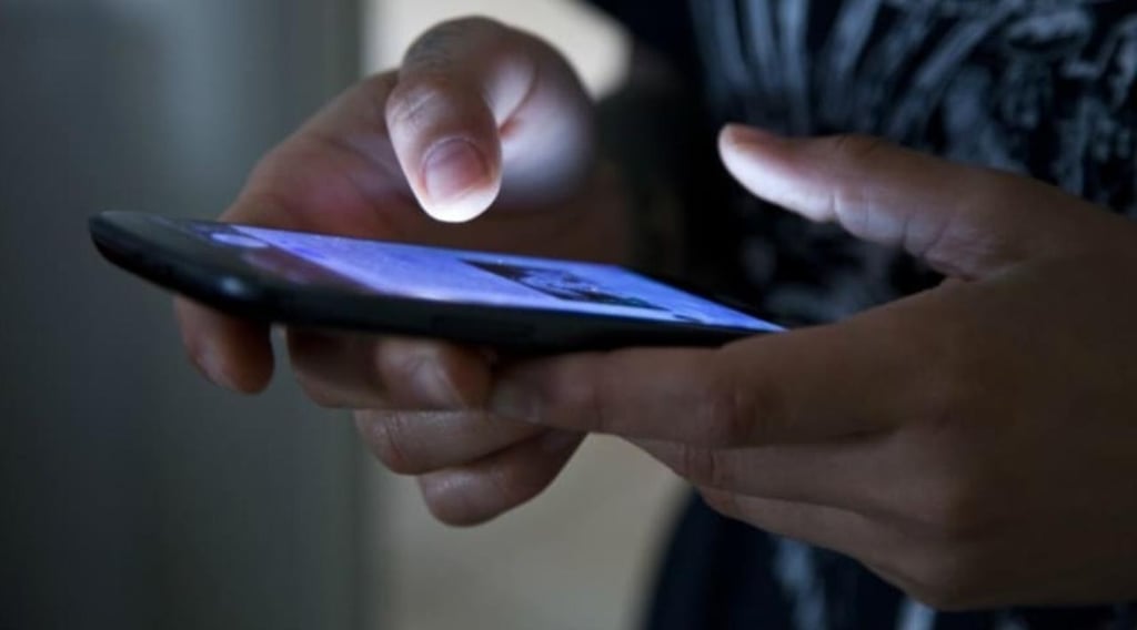 ¿Cómo puedo descargar boletas escolares en mi celular?