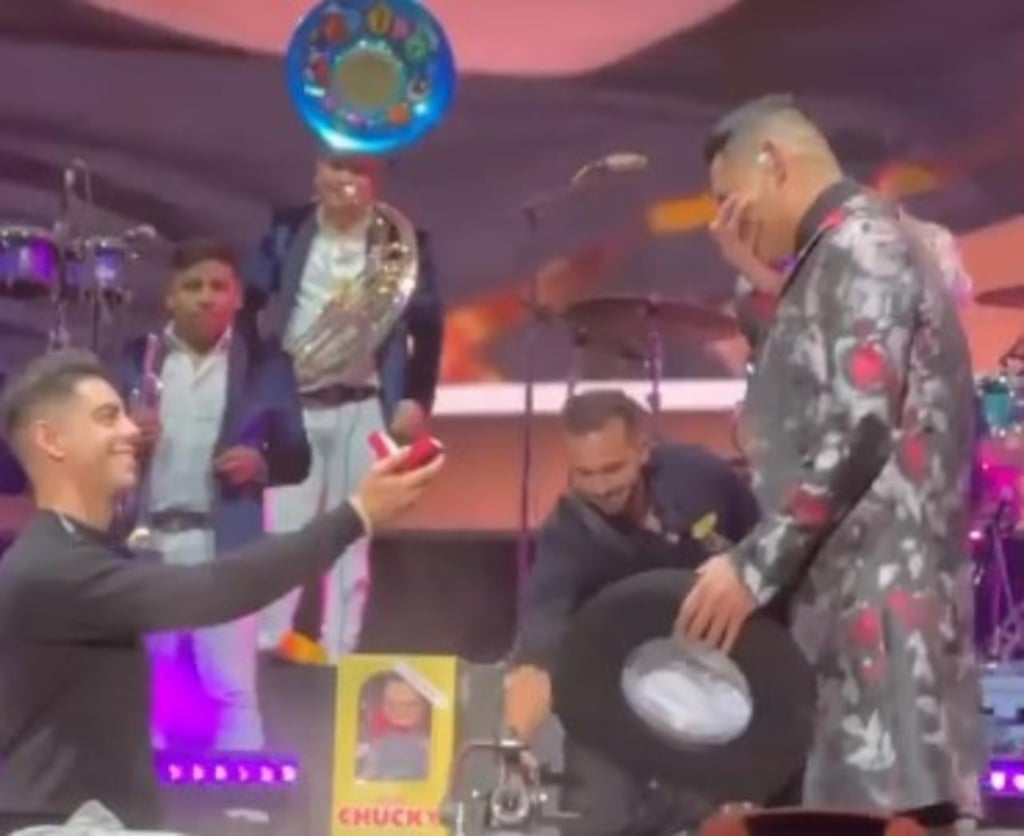 Integrante de Grupo Firme se compromete en concierto en Nueva York