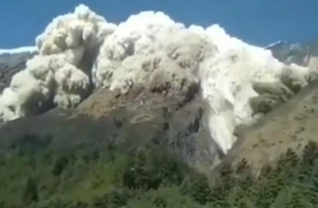Video de avalancha descendiendo desde lo alto de una montaña en Nepal se vuelve viral en redes