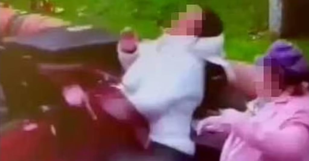 Mujer que estaba sentada en la banca pública es aplastada por auto que perdió el control
