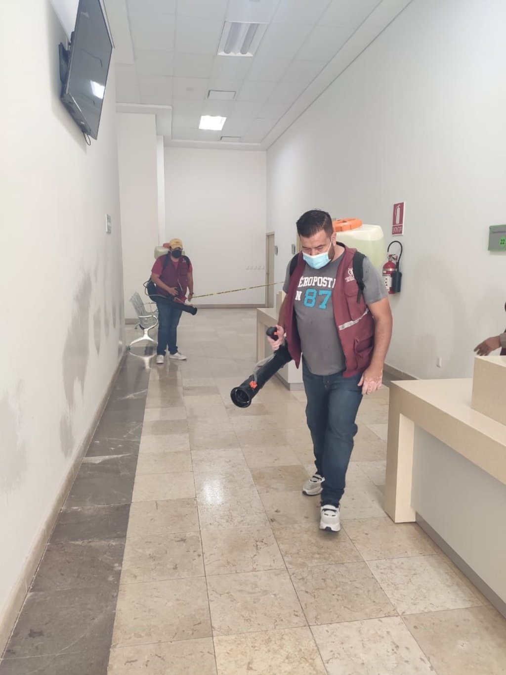 Sanitizan en Gómez Palacio punto de vacunación