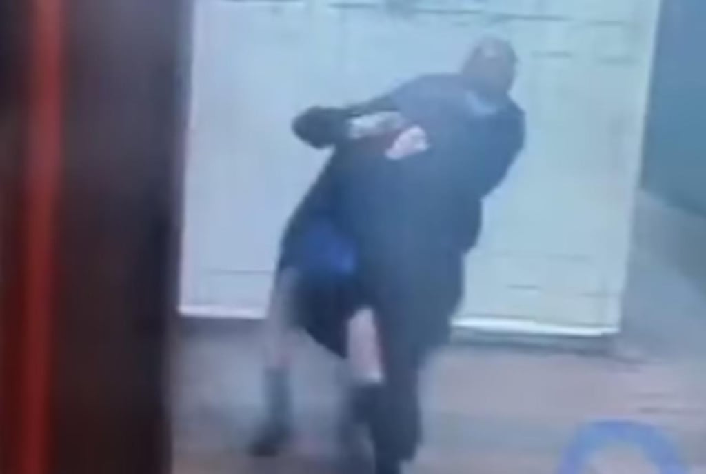 Mujer es brutalmente atacada y asaltada en plena estación de metro en Nueva York