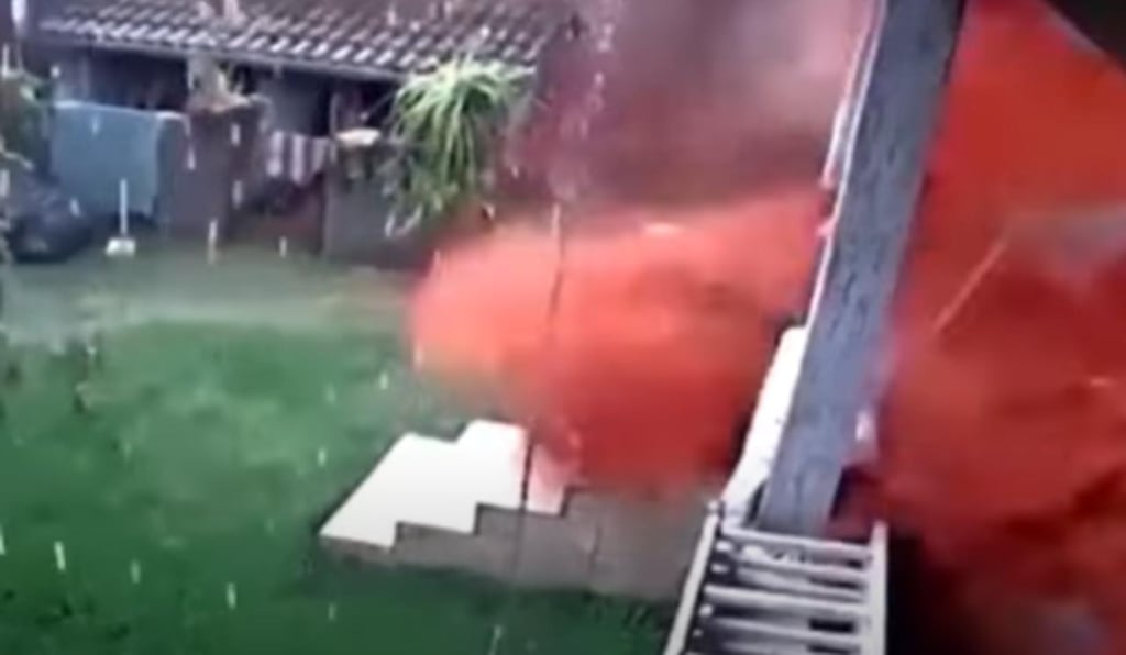 Hombre 'corre por su vida' de una ola que derribó una pared de su casa durante una tormenta