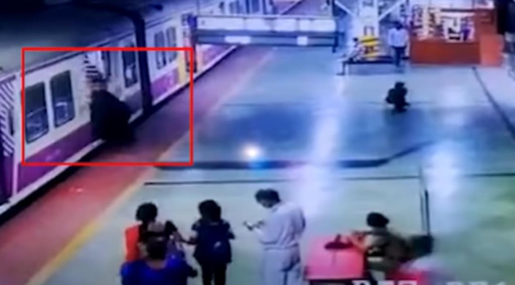 Oficial de policía rescata a mujer que cayó desde un tren en movimiento hacia la plataforma