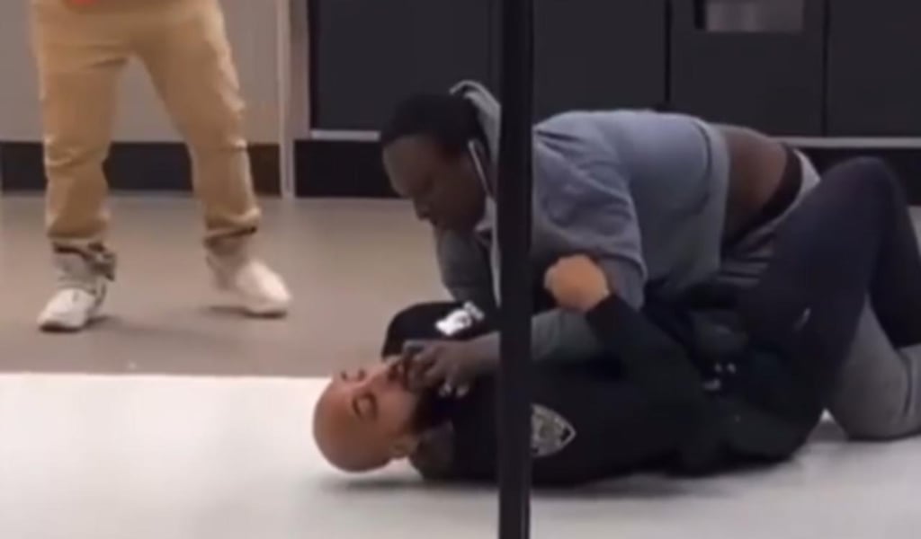 Hombre ataca e intenta asfixiar a oficial de policía en un supermercado