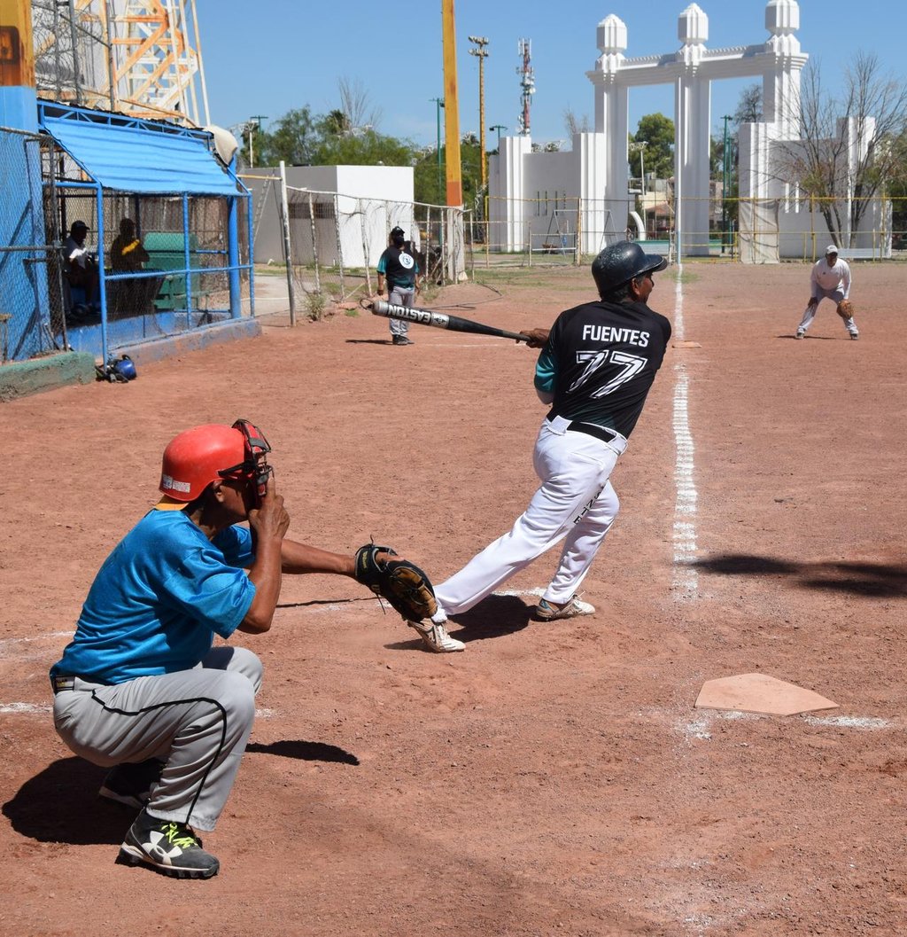 Inicia la Liga Magisterial de Softbol de la 35 del SNTE