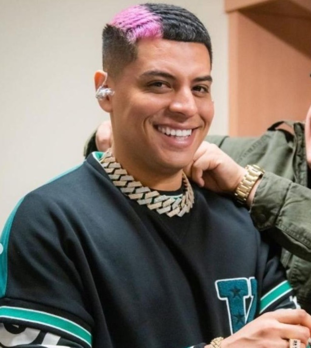 Eduin Caz da lujoso regalo a su amigo