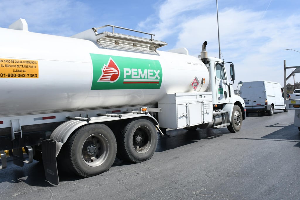 Pemex se asigna contrato por 37.7 mil mdp para pipas