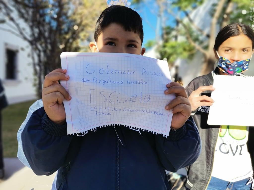 Niños exigen que les regresen su antigua escuela