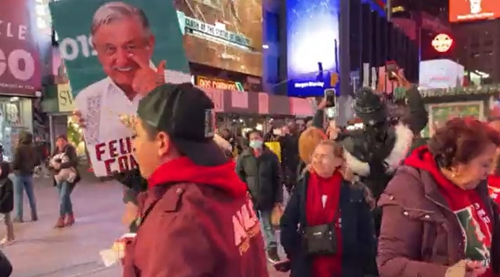 Mexicanos celebran el 'AMLOFest' en Time Square con 'La Chona' y 'Payaso de Rodeo'