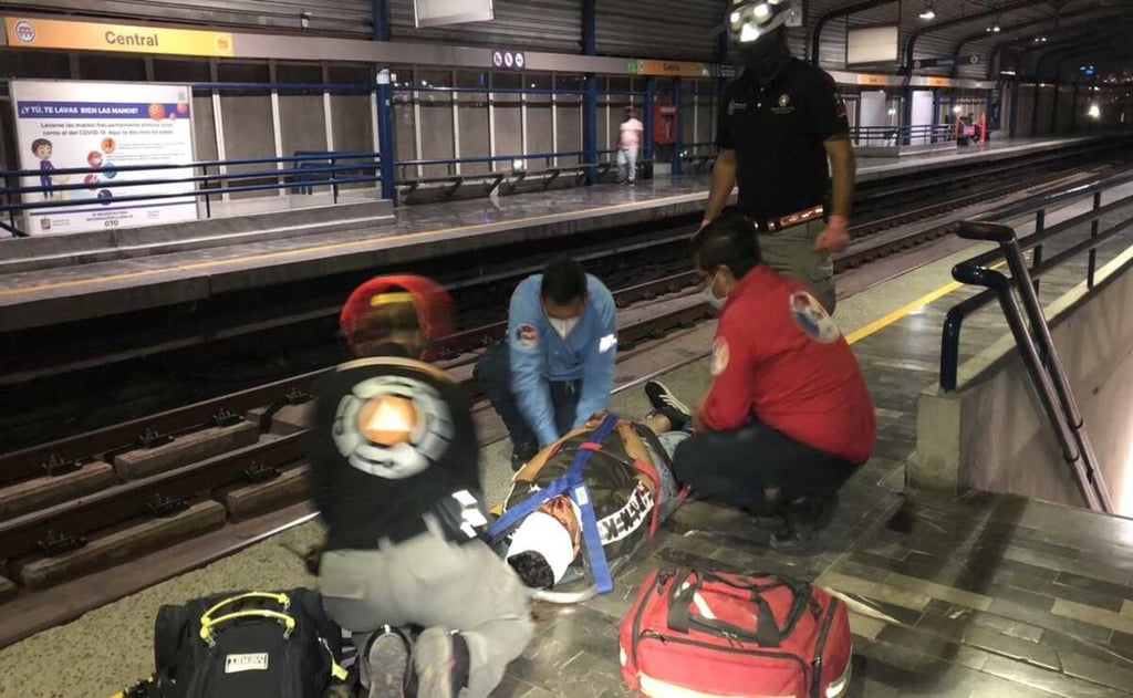 Hombre ebrio cae a las vías del Metro de Monterrey