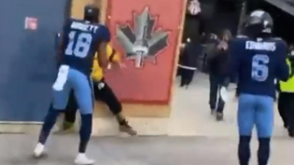 Jugadores de futbol americano ingresan a las tribunas y atacan a un fan que supuestamente les escupió
