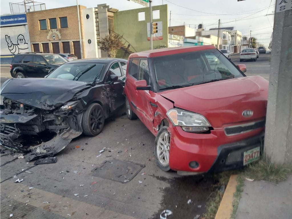Encontronazo en el Barrio de Analco deja severos daños materiales