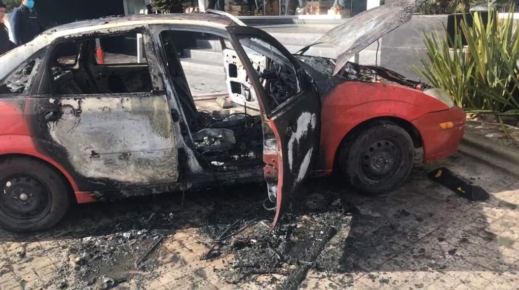 Fuego consume vehículo en plaza comercial en Durango