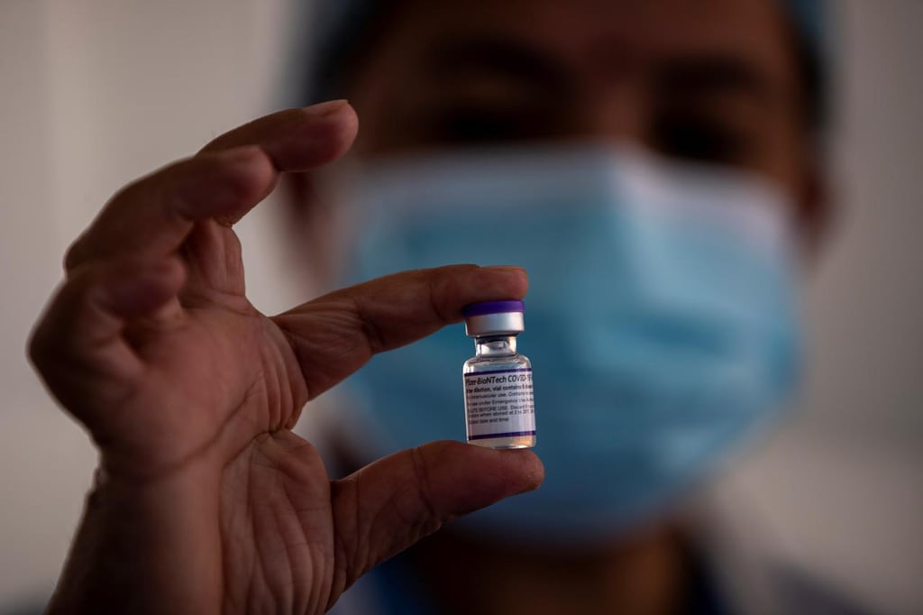 Pfizer asegura que tres dosis de su vacuna podrían neutralizar ómicron