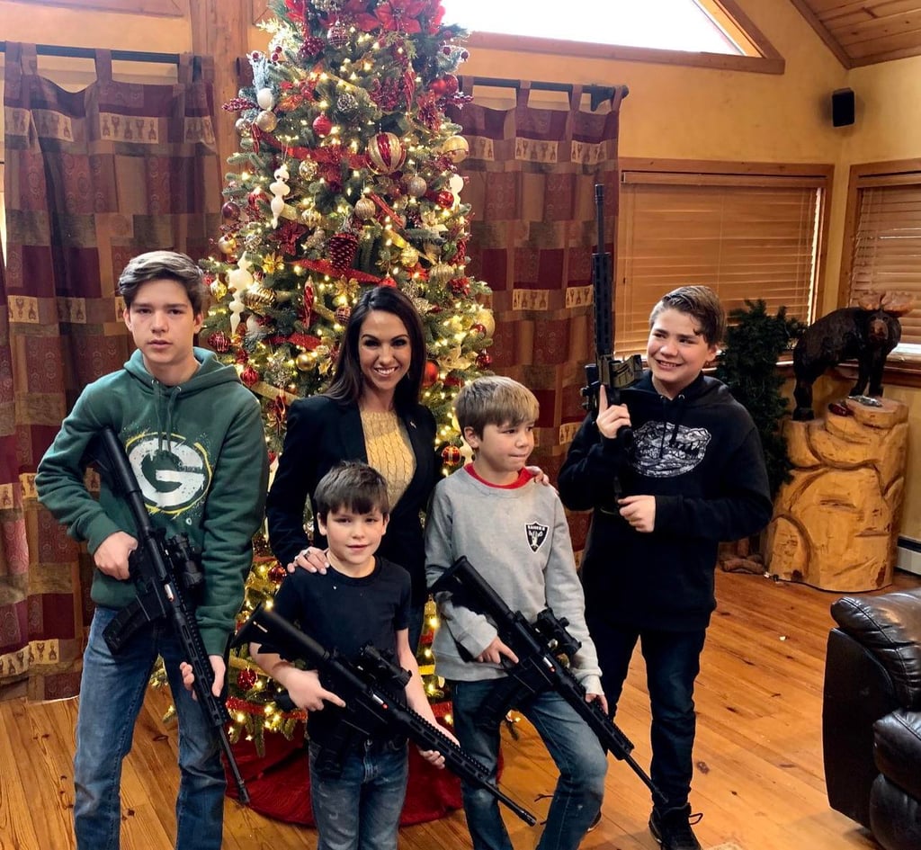 Otra congresista de Estados Unidos publica foto de sus hijos armados con rifles