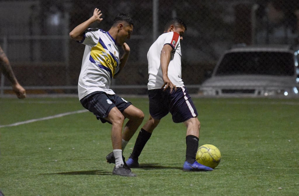 Continúan juegos del Torneo del Pavo en Liga Nocturna de Futbol